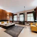 Homely - Library Style , Wooden Walls , Spacious , Friedrichshain *