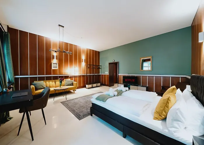 Homely - Library Style , Wooden Walls , Spacious , Friedrichshain Apartamento