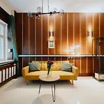 Homely - Library Style , Wooden Walls , Spacious , Friedrichshain