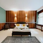 Homely - Library Style , Wooden Walls , Spacious , Friedrichshain