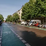 Homely - Library Style , Wooden Walls , Spacious , Friedrichshain 公寓 *