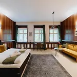 Homely - Library Style , Wooden Walls , Spacious , Friedrichshain 公寓