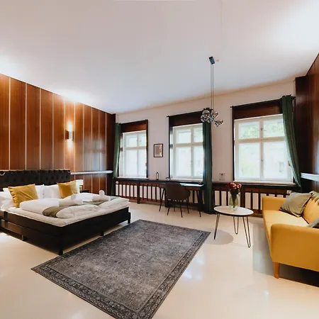 Homely - Library Style , Wooden Walls , Spacious , Friedrichshain *