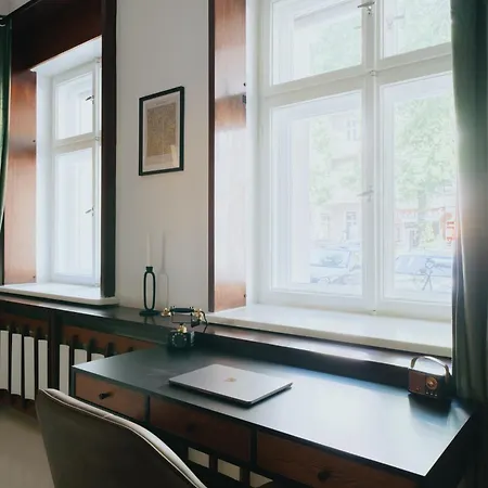 Apartman Homely - Library Style , Wooden Walls , Spacious , Friedrichshain *