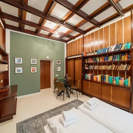 아파트 Homely - Library Style , Wooden Walls , Spacious , Friedrichshain *