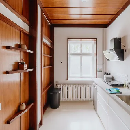 아파트 Homely - Library Style , Wooden Walls , Spacious , Friedrichshain 베를린