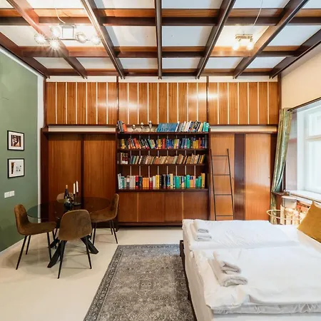 Homely - Library Style , Wooden Walls , Spacious , Friedrichshain