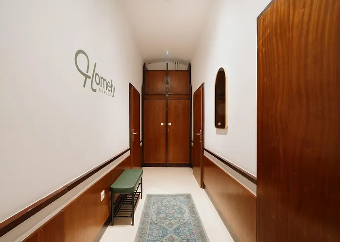 Homely - Library Style , Wooden Walls , Spacious , Friedrichshain شقة