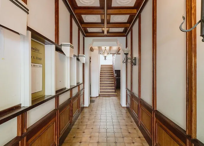 Apartmán Homely - Library Style , Wooden Walls , Spacious , Friedrichshain *