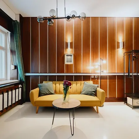 Homely - Library Style , Wooden Walls , Spacious , Friedrichshain