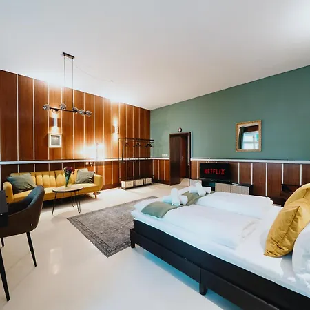 Homely - Library Style , Wooden Walls , Spacious , Friedrichshain Apartament