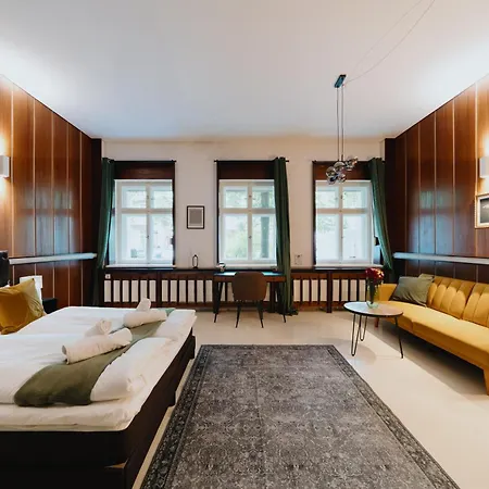 Homely - Library Style , Wooden Walls , Spacious , Friedrichshain Apartament