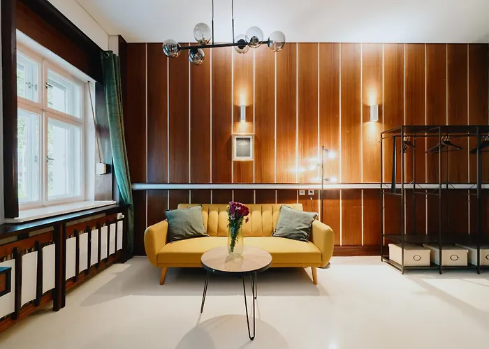 Homely - Library Style , Wooden Walls , Spacious , Friedrichshain