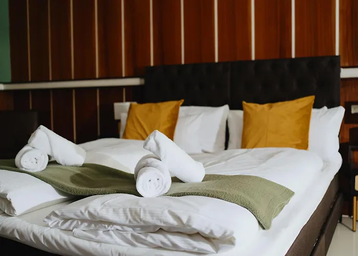 Apartment Homely - Library Style , Wooden Walls , Spacious , Friedrichshain