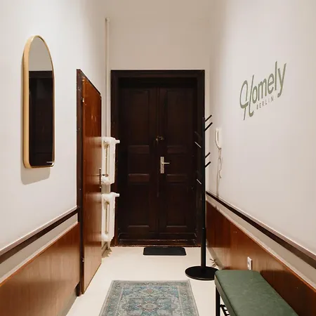 Homely - Library Style , Wooden Walls , Spacious , Friedrichshain Appartement