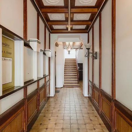 Apartamento Homely - Library Style , Wooden Walls , Spacious , Friedrichshain *