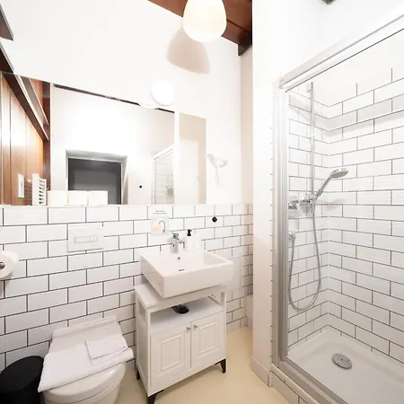 Apartamento Homely - Library Style , Wooden Walls , Spacious , Friedrichshain Berlim