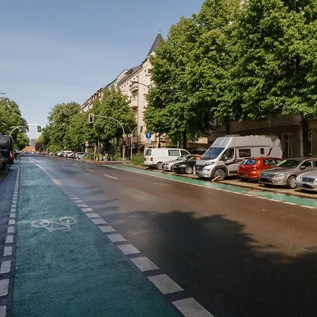 Homely - Library Style , Wooden Walls , Spacious , Friedrichshain Apartamento *