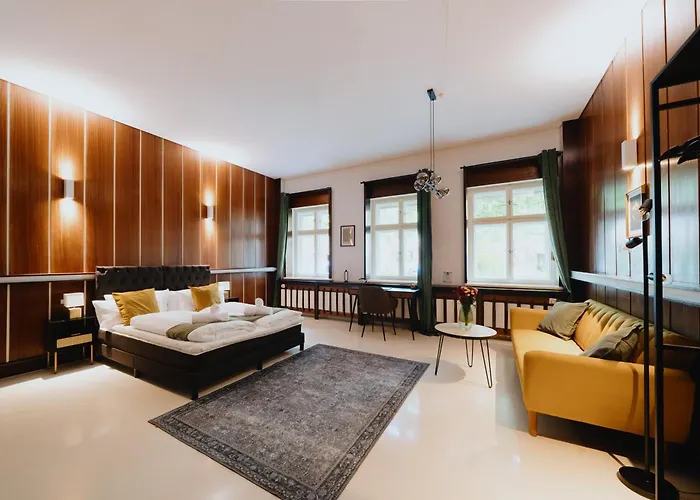 Homely - Library Style , Wooden Walls , Spacious , Friedrichshain *