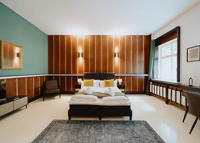 Homely - Library Style , Wooden Walls , Spacious , Friedrichshain