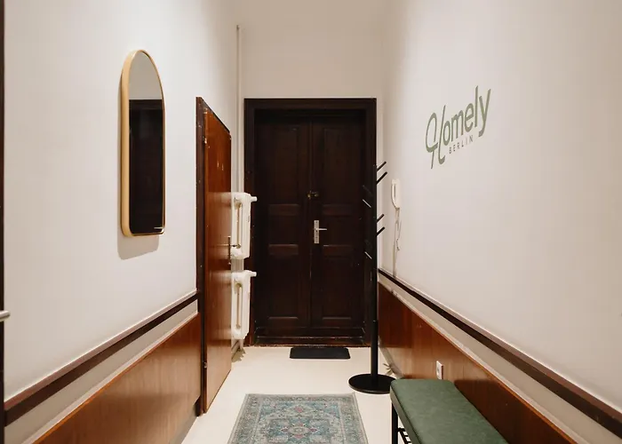 Homely - Library Style , Wooden Walls , Spacious , Friedrichshain Apartman