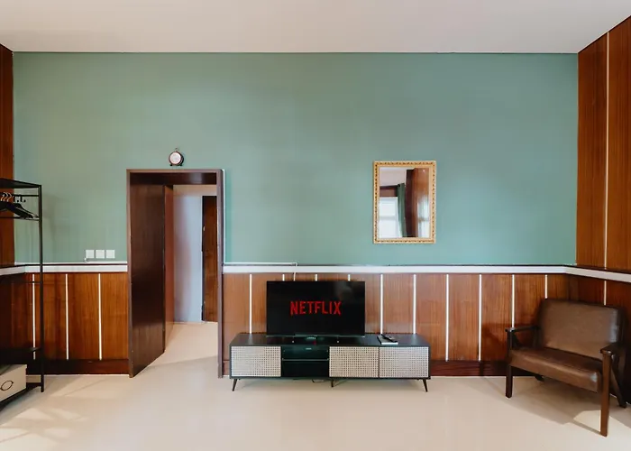 Homely - Library Style , Wooden Walls , Spacious , Friedrichshain Appartement Berlijn