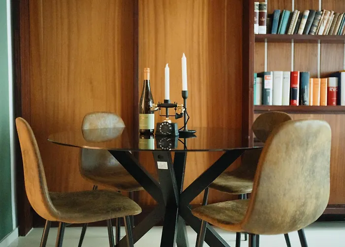 Homely - Library Style , Wooden Walls , Spacious , Friedrichshain