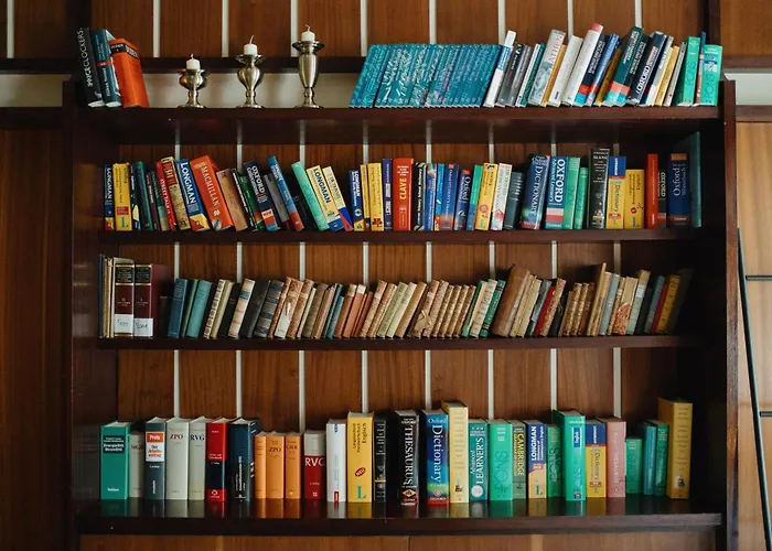 Homely - Library Style , Wooden Walls , Spacious , Friedrichshain * Berlijn
