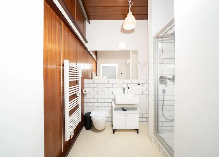 Homely - Library Style , Wooden Walls , Spacious , Friedrichshain Appartement *