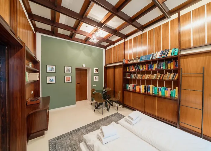 Appartement Homely - Library Style , Wooden Walls , Spacious , Friedrichshain *