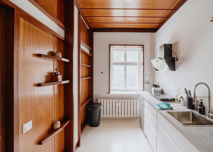 Appartement Homely - Library Style , Wooden Walls , Spacious , Friedrichshain Berlijn