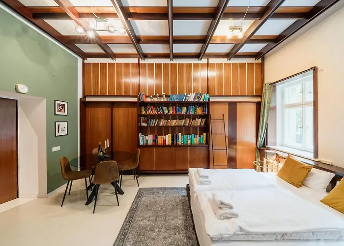 Homely - Library Style , Wooden Walls , Spacious , Friedrichshain