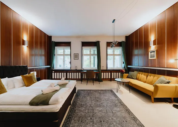 Homely - Library Style , Wooden Walls , Spacious , Friedrichshain Appartement